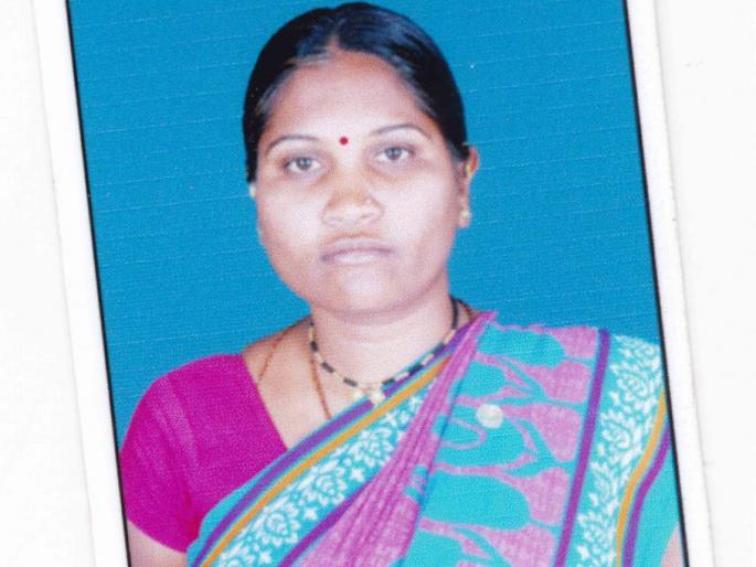 The woman who works in the field bites the snake biting death | शेतात काम करणाऱ्या महिलेचा साप चावल्याने मृत्यु