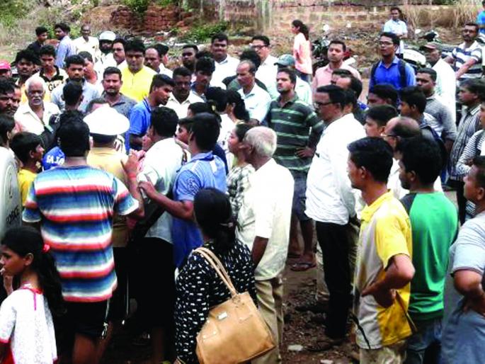 Sindhudurg: Dingana, popular among tourists by wine tourists. Type of market: Textual vigil | सिंधुदुर्ग : मद्यधुंद पर्यटकांचा धिंगाणा, दोडामार्ग बाजारपेठेतील प्रकार : शाब्दिक बाचाबाची Sindhudurg: Dingana, popular among tourists by wine tourists. Type of market: Textual vigil | सिंधुदुर्ग : मद्यधुंद पर्यटकांचा धिंगाणा, दोडामार्ग बाजारपेठेतील प्रकार : शाब्दिक बाचाबाची