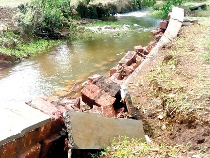 Sindhudurg: Constructor wall collapse in Kolse Bhusarwadi, constructed four months ago | सिंधुदुर्ग : कोळपे भुसारवाडी येथील संरक्षक भिंत ढासळली, चार महिन्यांपूर्वीच केले बांधकाम Sindhudurg: Constructor wall collapse in Kolse Bhusarwadi, constructed four months ago | सिंधुदुर्ग : कोळपे भुसारवाडी येथील संरक्षक भिंत ढासळली, चार महिन्यांपूर्वीच केले बांधकाम