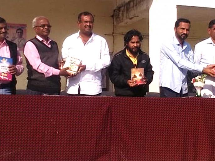 'Silver Lots' is a gift from books by the Sahitya Parishad | ‘सिल्व्हर लोट्स’ला साहित्य परिषदेकडून पुस्तकांची भेट 'Silver Lots' is a gift from books by the Sahitya Parishad | ‘सिल्व्हर लोट्स’ला साहित्य परिषदेकडून पुस्तकांची भेट