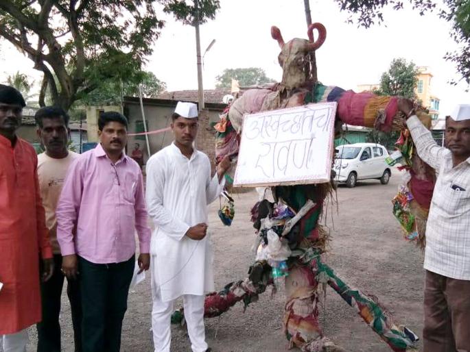 Vinchuradvi's 'burning of unwanted Ravana' combustion | विंचूरदळवीला ‘अस्वच्छतेच्या रावणा’चे दहन Vinchuradvi's 'burning of unwanted Ravana' combustion | विंचूरदळवीला ‘अस्वच्छतेच्या रावणा’चे दहन