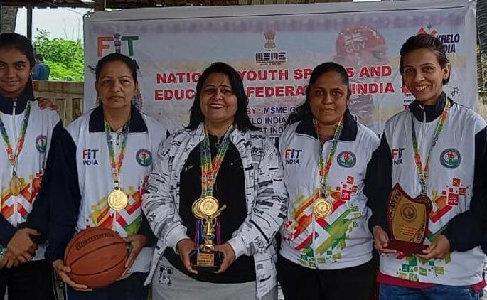 Maharashtra team wins basketball tournament | बास्केट बॉल स्पर्धेत महाराष्ट्र संघाची बाजी