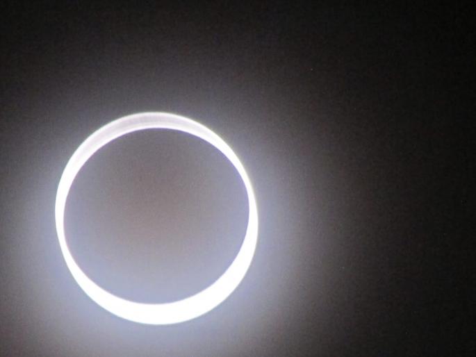Konkan-like solar eclipse in Kerala, however, the appearance of ruins in Kolhapur | केरळमध्ये कंकणाकृती सूर्यग्रहण, कोल्हापुरात मात्र खंडग्रासचे दर्शन Konkan-like solar eclipse in Kerala, however, the appearance of ruins in Kolhapur | केरळमध्ये कंकणाकृती सूर्यग्रहण, कोल्हापुरात मात्र खंडग्रासचे दर्शन