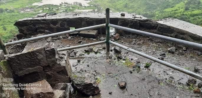 Stones and soil collapsed on the way to Brahmagiri! | ब्रह्मगिरीच्या मार्गावर दगड, माती कोसळली !