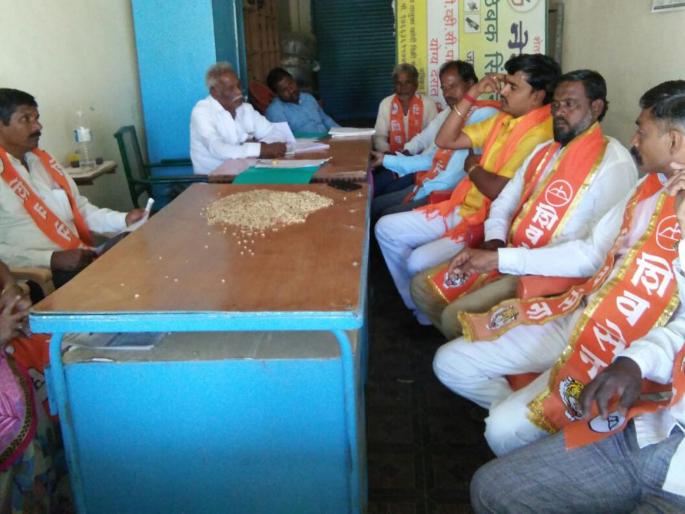 Shiv Sena's front was attacked by Vaduz, soyabean poured on the official table | वडूजला शिवसेनेचा मोर्चा, अधिकाऱ्यांच्या टेबलवर ओतले सोयाबीन Shiv Sena's front was attacked by Vaduz, soyabean poured on the official table | वडूजला शिवसेनेचा मोर्चा, अधिकाऱ्यांच्या टेबलवर ओतले सोयाबीन