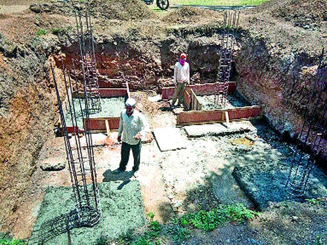 Weave water for women to the dancer | नांदूरवैद्यला महिलांची पाण्यासाठी वणवण Weave water for women to the dancer | नांदूरवैद्यला महिलांची पाण्यासाठी वणवण