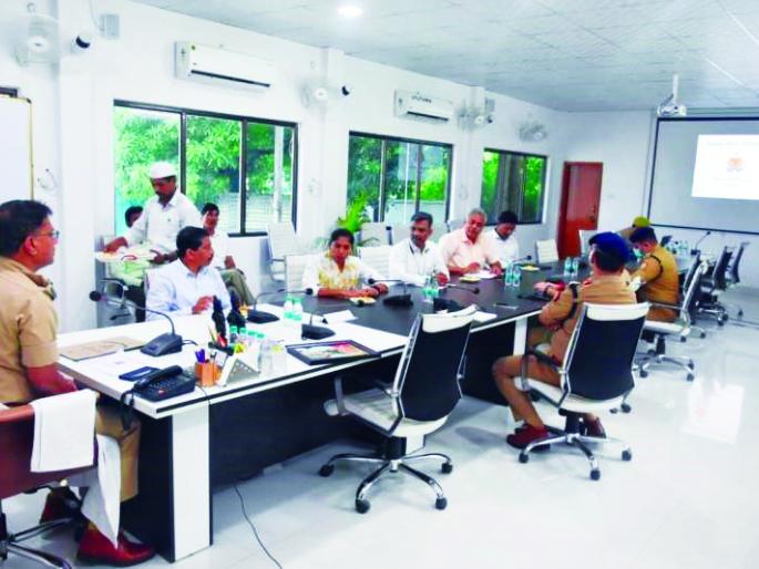 The Solapur authorities were overwhelmed; The yogi pattern of Varanasi will now be supported by Pandhari too | सोलापूरचे अधिकारी भारावले; वाराणसीच्या योगी पॅटर्नचा आधार आता पंढरीच्या वारीलाही मिळणार The Solapur authorities were overwhelmed; The yogi pattern of Varanasi will now be supported by Pandhari too | सोलापूरचे अधिकारी भारावले; वाराणसीच्या योगी पॅटर्नचा आधार आता पंढरीच्या वारीलाही मिळणार