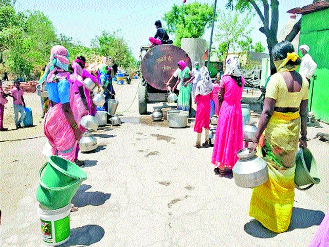 Water supply by tanker from the population | लोकवर्गणीतून टँकरद्वारे पाणीपुरवठा