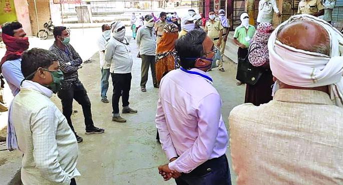 CoronaVirus: Panick in Kamargaon due to ‘that’ corona infected patient | CoronaVirus : ‘त्या’कोरोनाबाधित रुग्णामुळे कामरगावात खळबळ CoronaVirus: Panick in Kamargaon due to ‘that’ corona infected patient | CoronaVirus : ‘त्या’कोरोनाबाधित रुग्णामुळे कामरगावात खळबळ