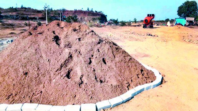 The blessings of the officers fall into illegal business | अधिकाऱ्यांचे आशीर्वाद अवैध व्यवसायाला ऊत