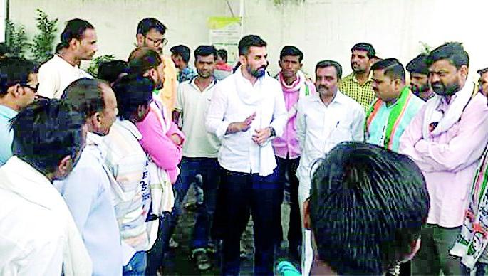 Rukkon aggressor against petrol price hike | पेट्रोल दरवाढविरोधात रायुकाँ आक्रमक Rukkon aggressor against petrol price hike | पेट्रोल दरवाढविरोधात रायुकाँ आक्रमक