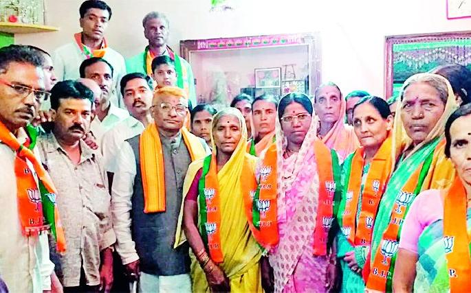 Congress workers of Pipri held hostage for BJP | पिपरीच्या काँग्रेस कार्यकर्त्यांनी धरली भाजपची वाट