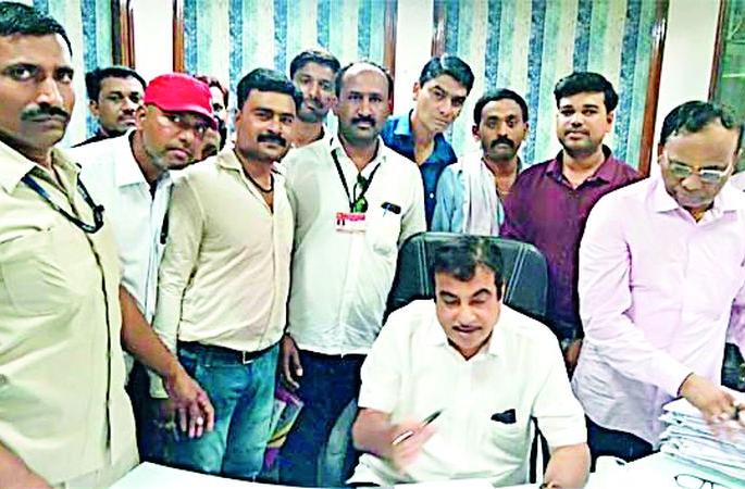 Discussion with the union minister of the driver's body | वाहन चालक-मालक संघटनेची केंद्रीय मंत्र्याशी चर्चा Discussion with the union minister of the driver's body | वाहन चालक-मालक संघटनेची केंद्रीय मंत्र्याशी चर्चा