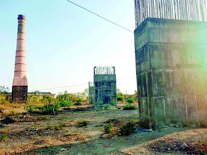 Railway bridge cools down | रेल्वे उड्डाणपुलाचे काम थंडावले Railway bridge cools down | रेल्वे उड्डाणपुलाचे काम थंडावले