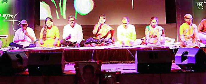 'Memorabilia' brightens surreal memories, rosy mesmerized | ‘स्मृतिगंध’ने सुरेल आठवणींना उजाळा, रसिक मंत्रमुग्ध 'Memorabilia' brightens surreal memories, rosy mesmerized | ‘स्मृतिगंध’ने सुरेल आठवणींना उजाळा, रसिक मंत्रमुग्ध