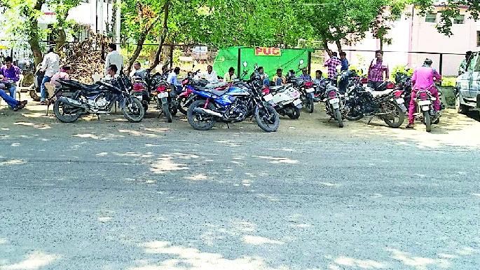 Demand of the brokers in the RTO office | आरटीओ कार्यालयात दलालांची मनमर्जी Demand of the brokers in the RTO office | आरटीओ कार्यालयात दलालांची मनमर्जी