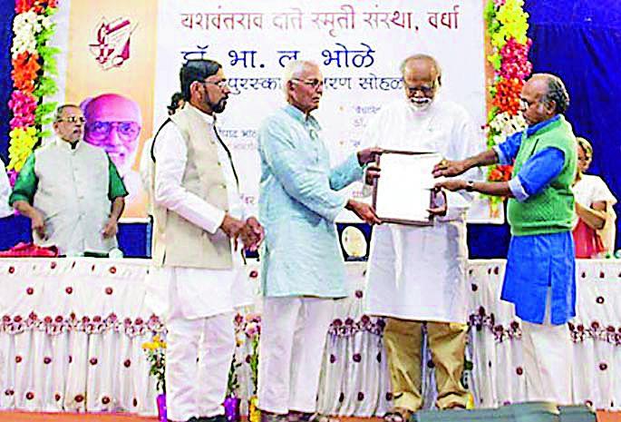 Tomorrow, they will make Gandhi a traitor | उद्या ‘ते’ गांधींनाही देशद्रोही ठरवतील Tomorrow, they will make Gandhi a traitor | उद्या ‘ते’ गांधींनाही देशद्रोही ठरवतील