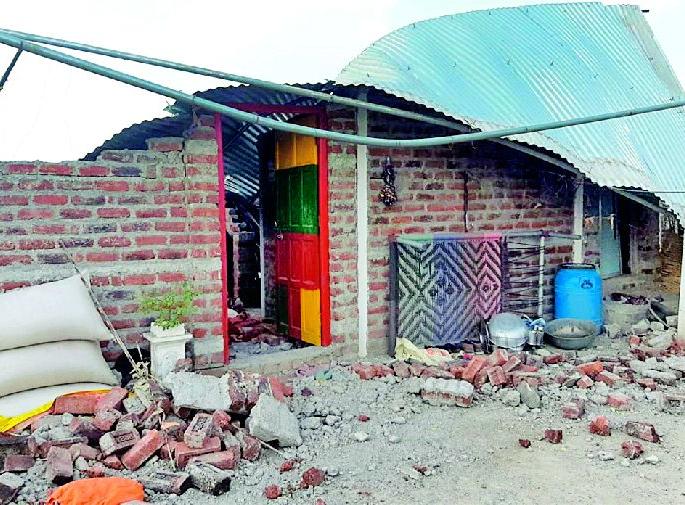 The wind storm hits the house | वादळी वाऱ्याने घराची पडझड