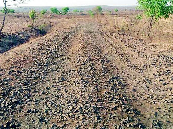 Waiting for the road from Wadegaon for centuries | शतकापासून वाडेगाव रस्त्याच्या प्रतीक्षेत