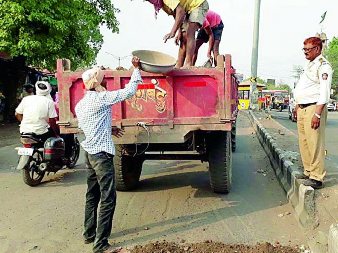 Traffic Police Pulled Out | वाहतूक पोलिसांनी बुजविले खड्डे Traffic Police Pulled Out | वाहतूक पोलिसांनी बुजविले खड्डे