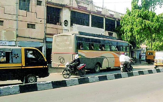 Migrant vehicles in the restricted area | प्रतिबंधित क्षेत्रात प्रवासी वाहने Migrant vehicles in the restricted area | प्रतिबंधित क्षेत्रात प्रवासी वाहने