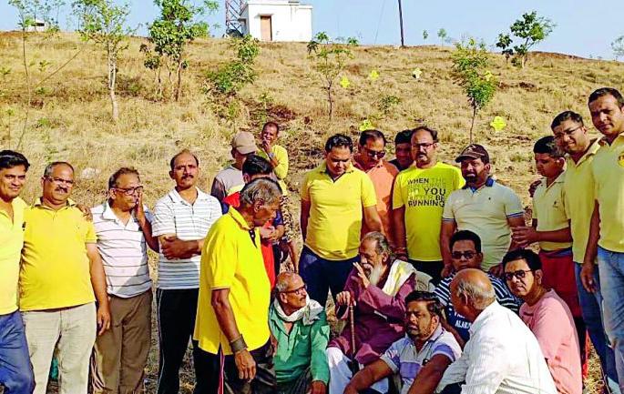 Hanuman hill on the soil containing the screw b | पेंचची बी युक्त माती हनुमान टेकडीवर Hanuman hill on the soil containing the screw b | पेंचची बी युक्त माती हनुमान टेकडीवर