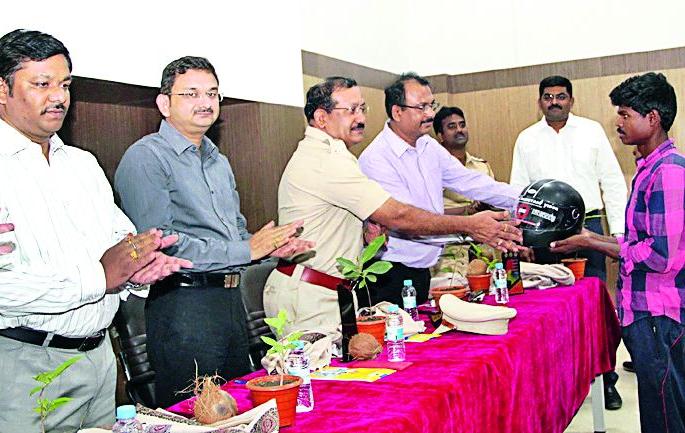 Police will not be able to handle humanity | माणुसकीपूर्ण कामात पोलिसांचा त्रास होणार नाही Police will not be able to handle humanity | माणुसकीपूर्ण कामात पोलिसांचा त्रास होणार नाही