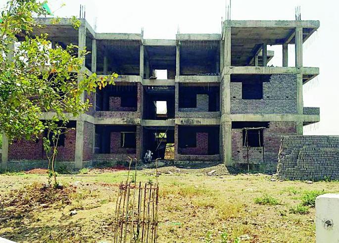 Five years to complete the work in half | पाच वर्षे पूर्ण तरी काम अर्धवटच