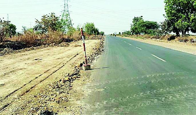 Use of West Material in road widening | रस्ता रुंदीकरणात ‘वेस्ट मटेरियल’चा वापर Use of West Material in road widening | रस्ता रुंदीकरणात ‘वेस्ट मटेरियल’चा वापर