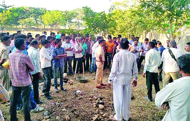 Removed bodies and PM's 'PM' | पुरलेला मृतदेह बाहेर काढून वेदांतीचे ‘पीएम’ Removed bodies and PM's 'PM' | पुरलेला मृतदेह बाहेर काढून वेदांतीचे ‘पीएम’