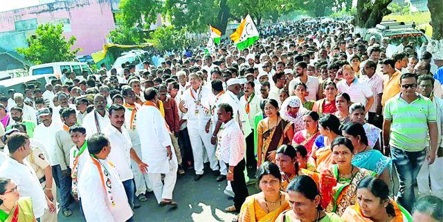 Farmer Dhadale Tahasilar | शेतकरी धडकले तहसीलवर Farmer Dhadale Tahasilar | शेतकरी धडकले तहसीलवर