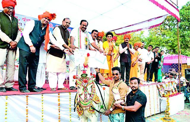 Spontaneous response to animal husbandry | पशुप्रदर्शनाला उत्स्फूर्त प्रतिसाद Spontaneous response to animal husbandry | पशुप्रदर्शनाला उत्स्फूर्त प्रतिसाद