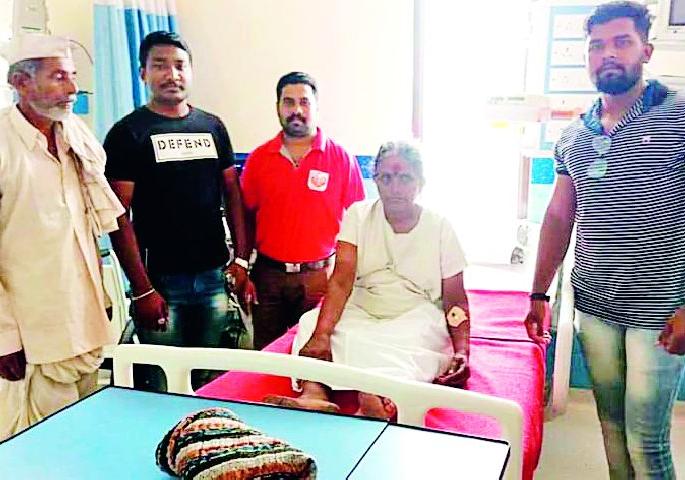 Take the help of intimate love | जिव्हाळ्याच्या मदतीने वाचलं सौभाग्याचं लेणं