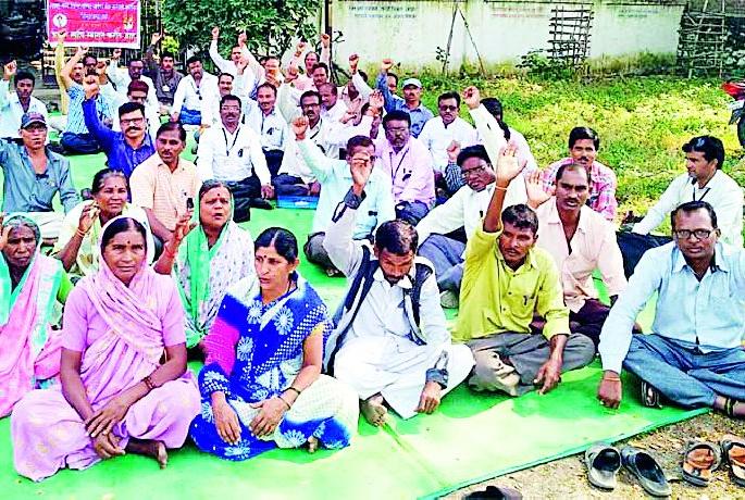 Retract suspension; Otherwise, the employee rewards the return | निलंबन मागे घ्या; अन्यथा कर्मचारी पुरस्कार परत करणार