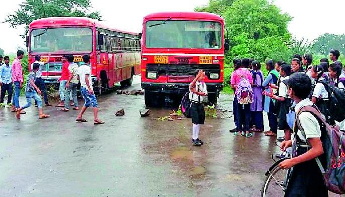The students just stopped | विद्यार्थ्यांनी रोखली बस The students just stopped | विद्यार्थ्यांनी रोखली बस