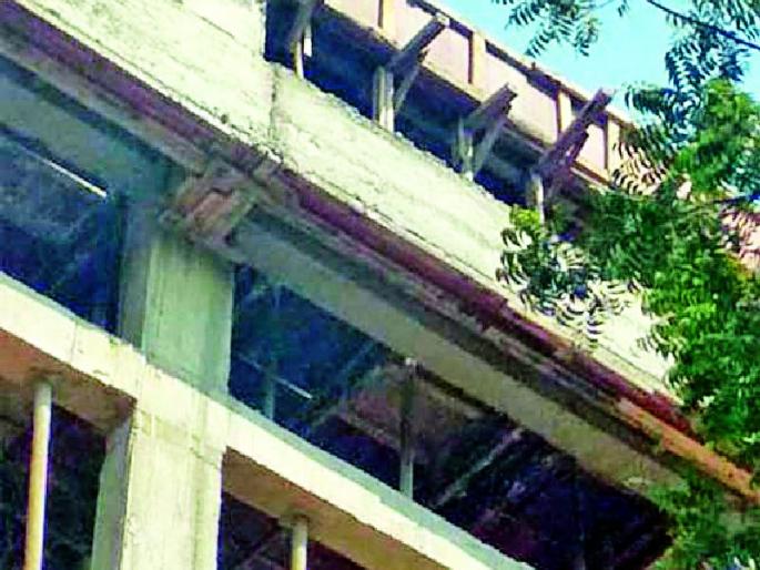 Survivor's son's hero | सफाई कर्मचाऱ्याच्या मुलाची वीरुगिरी Survivor's son's hero | सफाई कर्मचाऱ्याच्या मुलाची वीरुगिरी