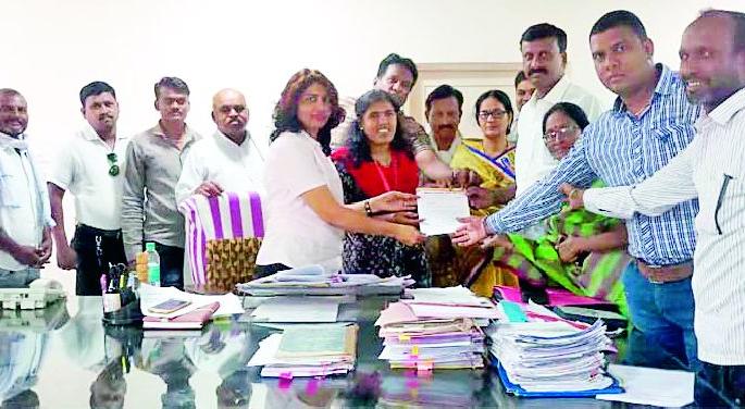 Water supply through tanker at Pipri (Meghe) | पिपरी (मेघे) येथे टँकरद्वारे पाणीपुरवठा करा