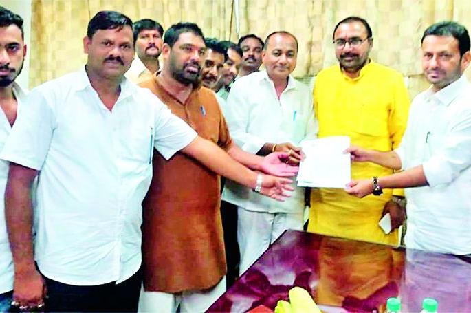 Twenty-three laborers' hunger strike | मोहता मिलच्या सव्वाशे कामगारांची उपासमार