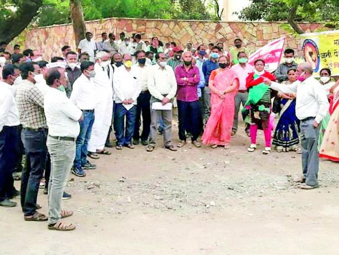 Government officials at work, employees on strike | शासकीय अधिकारी कामावर, कर्मचारी संपावर
