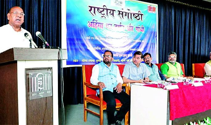 Wardha on the global stage because of Gandhi | गांधीजींमुळे वर्धा वैश्विक पटलावर Wardha on the global stage because of Gandhi | गांधीजींमुळे वर्धा वैश्विक पटलावर