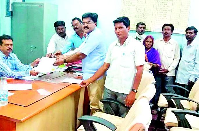 Transfer the victim to a teacher | मारहाण करणाऱ्या शिक्षिकेची बदली करा