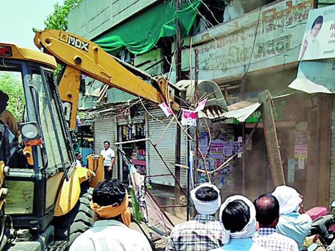 Bulldozer on encroachment | पांढरकवडात अतिक्रमणावर बुलडोजर Bulldozer on encroachment | पांढरकवडात अतिक्रमणावर बुलडोजर