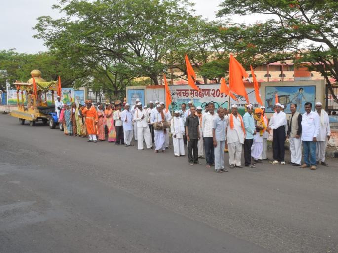 The combined Dindi of the villages of Yeola taluka leaves for Pandharpur | येवला तालुक्यातील गावांची एकत्रित दिंडी पंढरपूरला रवाना The combined Dindi of the villages of Yeola taluka leaves for Pandharpur | येवला तालुक्यातील गावांची एकत्रित दिंडी पंढरपूरला रवाना