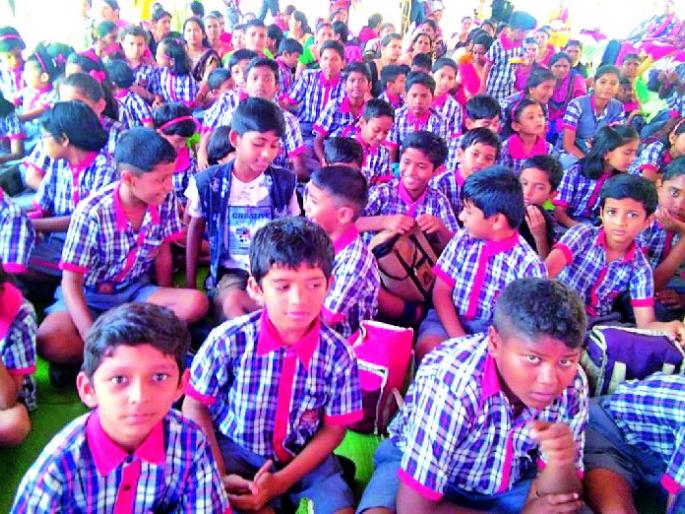 School of students filled in the Collector's office | जिल्हाधिकारी कार्यालयात भरली विद्यार्थ्यांची शाळा School of students filled in the Collector's office | जिल्हाधिकारी कार्यालयात भरली विद्यार्थ्यांची शाळा