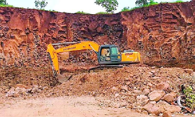 Excavation of thousands of brass pimples at nominal royalty | नाममात्र रॉयल्टीवर हजारो ब्रास मुरूमाचे उत्खनन Excavation of thousands of brass pimples at nominal royalty | नाममात्र रॉयल्टीवर हजारो ब्रास मुरूमाचे उत्खनन