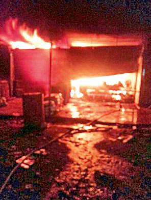 Shops Fire | फुलसावंगीत दुकाने भस्मसात Shops Fire | फुलसावंगीत दुकाने भस्मसात