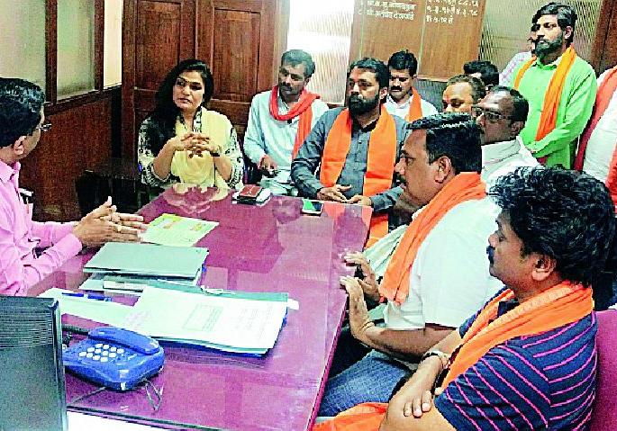 Bhavna Gavli's hit on District Bank | भावना गवळी यांची जिल्हा बँकेवर धडक