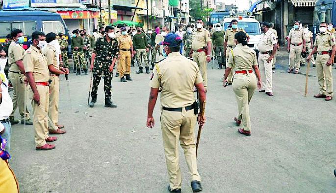 Dissatisfaction with some police repressions | काही पोलिसांच्या दंडुकेशाहीविरूद्ध असंतोष Dissatisfaction with some police repressions | काही पोलिसांच्या दंडुकेशाहीविरूद्ध असंतोष