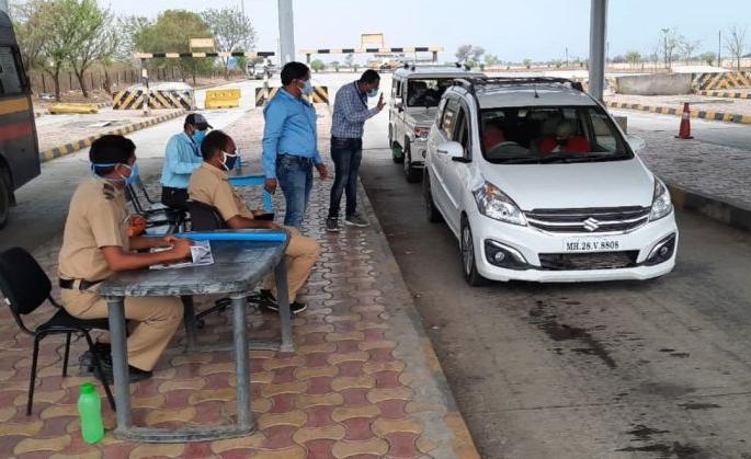 24 professors guard the Telangana border 24 hours a day | Coronavirus in Yawatmal; तेलंगणा सीमेवर ६३ प्राध्यापकांचा २४ तास खडा पहारा 24 professors guard the Telangana border 24 hours a day | Coronavirus in Yawatmal; तेलंगणा सीमेवर ६३ प्राध्यापकांचा २४ तास खडा पहारा