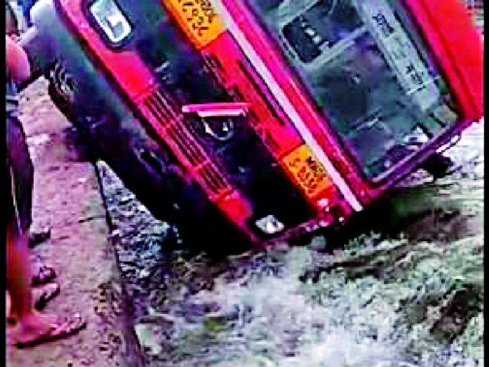 The bus fell down from the bridge of Mhasola on the river | म्हसोला पुलावरून बस नदीत कोसळली The bus fell down from the bridge of Mhasola on the river | म्हसोला पुलावरून बस नदीत कोसळली